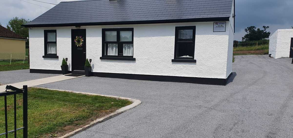 Photo of a house with a tar and chip driveway installed.